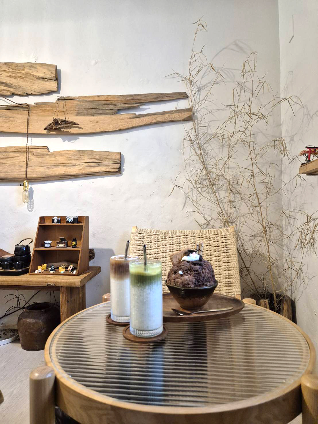 Tucked away behind Taroko Mall's highrise structure, Li.lai is a cozy, Japanese-style retreat known for its artisanal snow shaved ice.